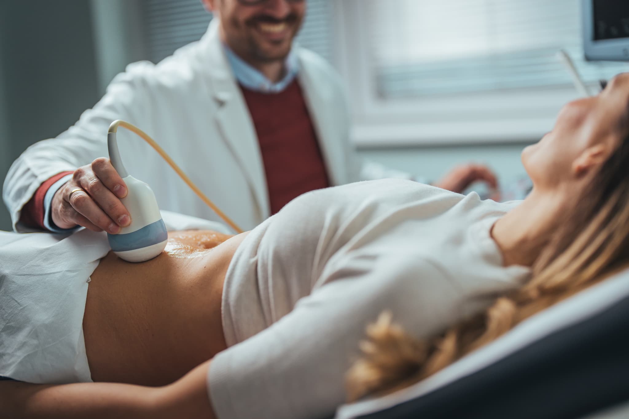 Ecografía 4D de un bebé en el vientre de su madre.