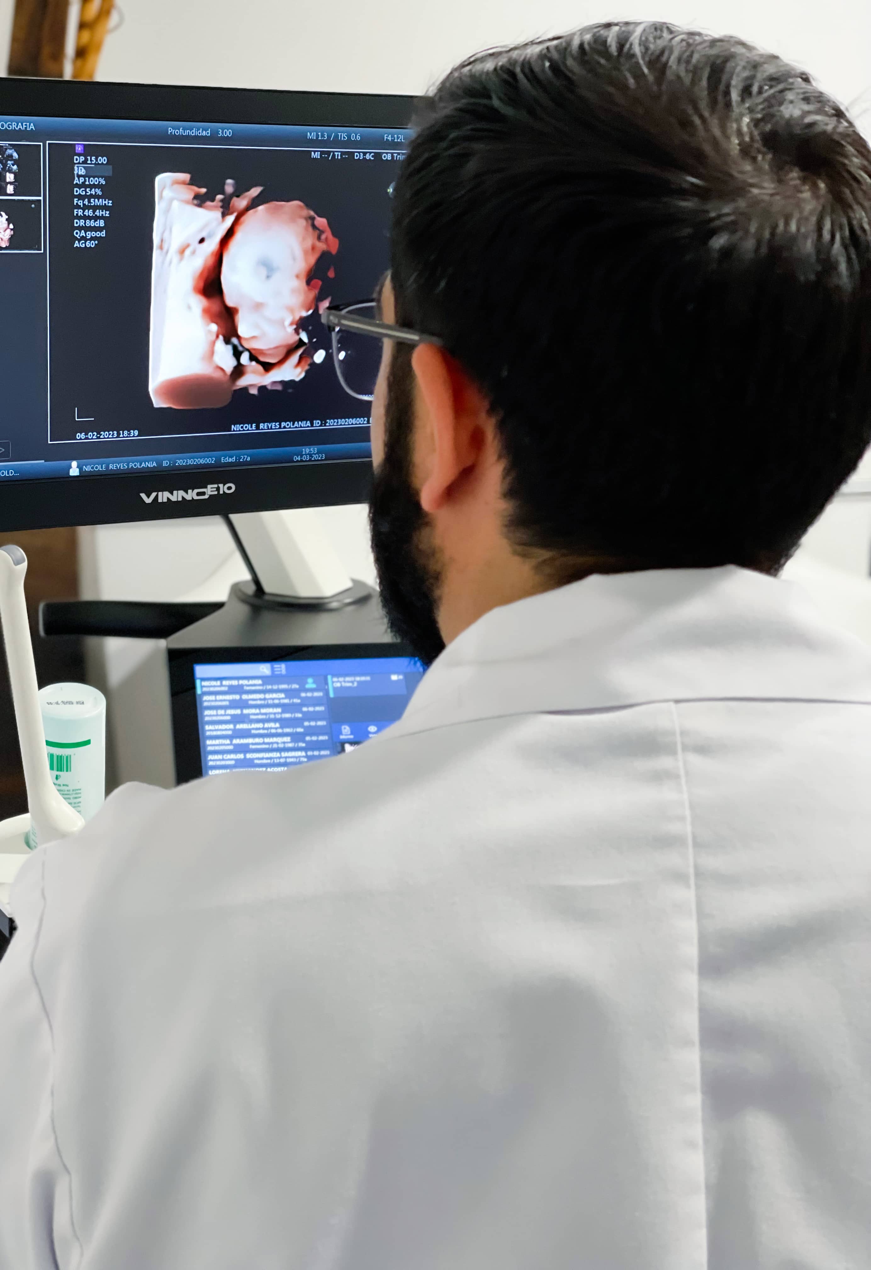 Hombre endocrinólogo haciendo ultrasonografía en Puebla